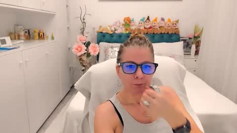 Snapshot of prettyblackeyes chatting on February 26, 2026, 8:19 pm wilma online show from February 26, 2026, 8:19 pm