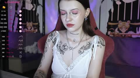 Snapshot of prettybones chatting on December 13, 2024, 9:57 am Violet online show from December 13, 2024, 9:57 am