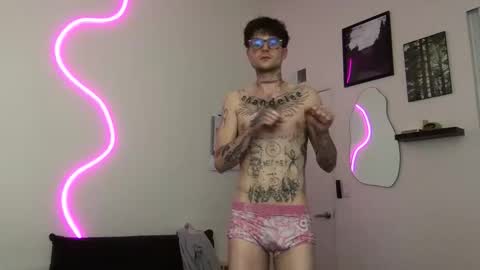 Snapshot of prettyboyszn chatting on December 15, 2025, 3:33 am pretty boy online show from December 15, 2025, 3:33 am