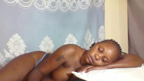 Snapshot of prettydarkskin002 chatting on September 16, 2025, 12:44 am SHANIA online show from September 16, 2025, 12:44 am