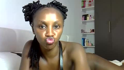 Snapshot of prettygee21 chatting on February 4, 2026, 10:15 pm Pretty darkskin doll online show from February 4, 2026, 10:15 pm
