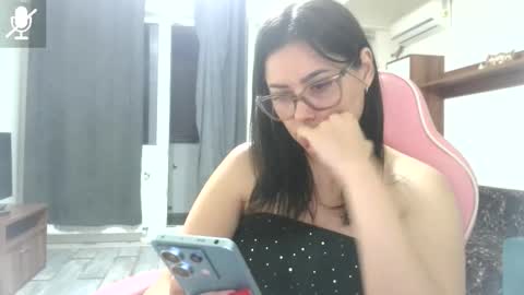 Snapshot of prettyjulliette chatting on June 1, 2026, 10:11 pm prettyjulliette online show from June 1, 2026, 10:11 pm