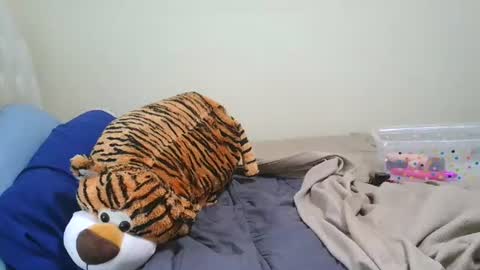 prettylondond online show from July 28, 2026, 8:52 pm