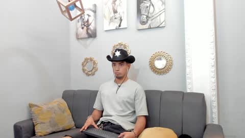 Snapshot of prince_arthur77 chatting on February 6, 2025, 1:10 pm prince_arthur77 online show from February 6, 2025, 1:10 pm