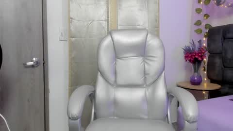 Snapshot of purplestar_ chatting on January 19, 2025, 3:50 am Sara online show from January 19, 2025, 3:50 am