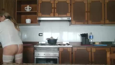 Snapshot of pussy_boom4u chatting on October 20, 2025, 10:27 am Mary online show from October 20, 2025, 10:27 am