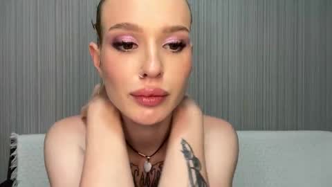 Lina online show from November 18, 2025, 12:31 pm