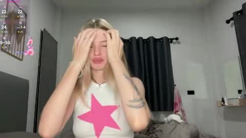 Snapshot of pussymoneywet chatting on May 25, 2026, 8:04 pm Lina online show from May 25, 2026, 8:04 pm