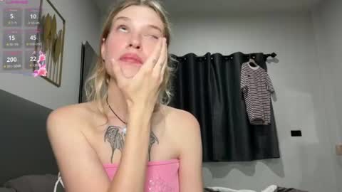 Snapshot of pussymoneywet chatting on June 15, 2026, 3:14 pm Lina online show from June 15, 2026, 3:14 pm