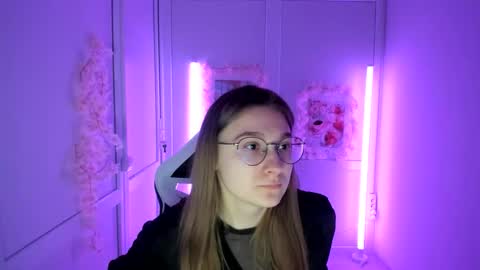 Snapshot of queen_amelie chatting on May 4, 2026, 7:15 am Amelie online show from May 4, 2026, 7:15 am