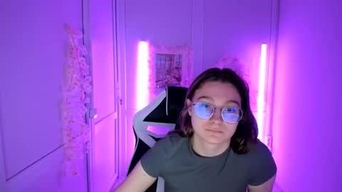 Snapshot of queen_amelie chatting on May 13, 2026, 8:12 am Amelie online show from May 13, 2026, 8:12 am