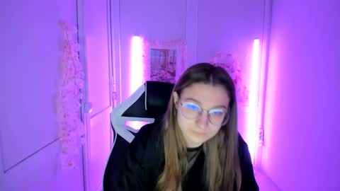 Snapshot of queen_amelie chatting on May 18, 2026, 8:09 am Amelie online show from May 18, 2026, 8:09 am