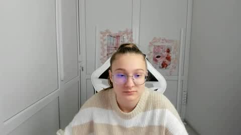 Snapshot of queen_amelie chatting on June 1, 2026, 7:43 am Amelie online show from June 1, 2026, 7:43 am