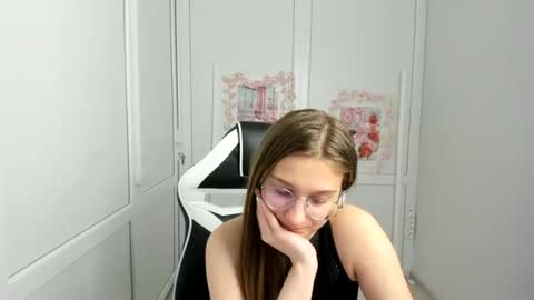 Snapshot of queen_amelie chatting on June 3, 2026, 8:28 am Amelie online show from June 3, 2026, 8:28 am
