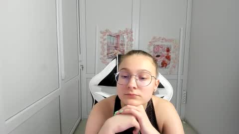 Snapshot of queen_amelie chatting on June 7, 2026, 7:34 am Amelie online show from June 7, 2026, 7:34 am