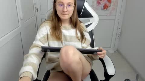 Snapshot of queen_amelie chatting on June 10, 2026, 7:18 am Amelie online show from June 10, 2026, 7:18 am