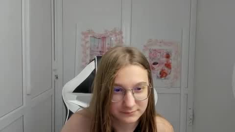 Snapshot of queen_amelie chatting on June 11, 2026, 7:39 am Amelie online show from June 11, 2026, 7:39 am