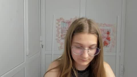 Snapshot of queen_amelie chatting on June 13, 2026, 7:39 am Amelie online show from June 13, 2026, 7:39 am