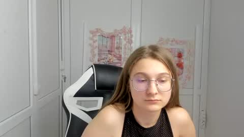 Snapshot of queen_amelie chatting on June 18, 2026, 9:09 am Amelie online show from June 18, 2026, 9:09 am