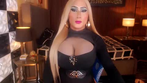 Snapshot of queen_horsecock chatting on May 3, 2026, 8:04 pm queen_horsecock online show from May 3, 2026, 8:04 pm