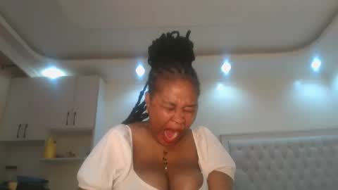 Snapshot of queen_kikih chatting on May 16, 2026, 12:40 am Queen kikih online show from May 16, 2026, 12:40 am