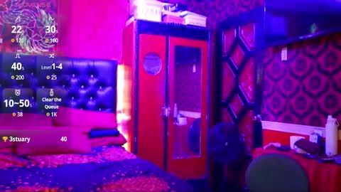 Snapshot of queen_lily chatting on November 1, 2025, 12:23 am Lily online show from November 1, 2025, 12:23 am