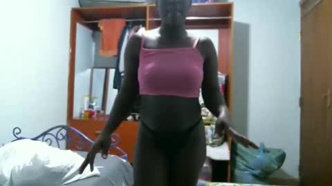 Snapshot of queen_mah chatting on June 3, 2026, 5:43 am Queen online show from June 3, 2026, 5:43 am