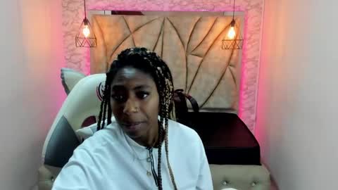 Snapshot of queen_perla_ chatting on January 12, 2025, 2:30 pm online show from January 12, 2025, 2:30 pm