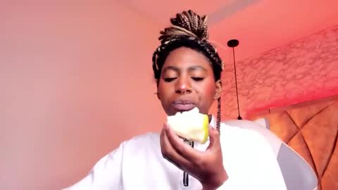 Snapshot of queen_perla_ chatting on February 19, 2025, 4:22 pm online show from February 19, 2025, 4:22 pm