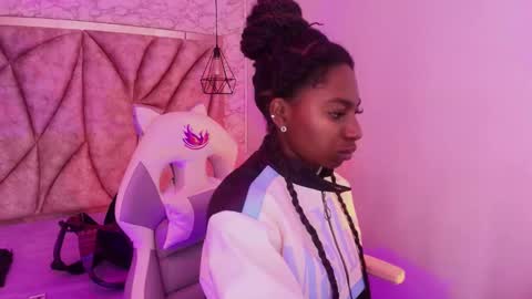 Snapshot of queen_perla_ chatting on November 21, 2025, 12:04 pm online show from November 21, 2025, 12:04 pm