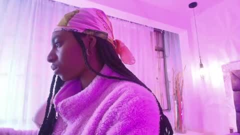 Snapshot of queen_perla_ chatting on June 6, 2026, 12:10 pm online show from June 6, 2026, 12:10 pm