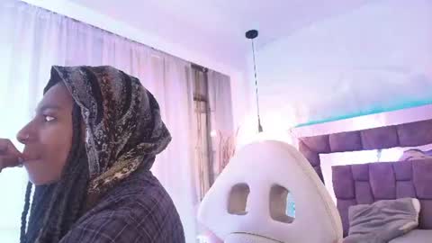 Snapshot of queen_perla_ chatting on June 10, 2026, 12:04 pm online show from June 10, 2026, 12:04 pm