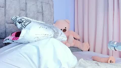 queen_yully online show from July 15, 2026, 6:24 pm