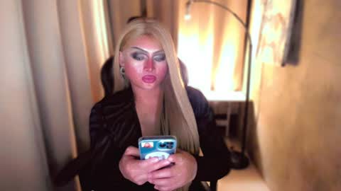 Snapshot of queenarthalia chatting on December 10, 2024, 1:55 pm ARTHA online show from December 10, 2024, 1:55 pm