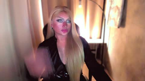 Snapshot of queenarthalia chatting on December 18, 2024, 2:38 pm ARTHA online show from December 18, 2024, 2:38 pm