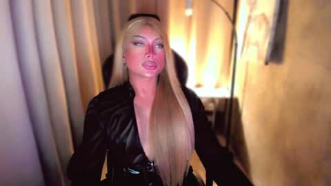 Snapshot of queenarthalia chatting on December 30, 2024, 11:04 am ARTHA online show from December 30, 2024, 11:04 am