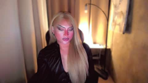 Snapshot of queenarthalia chatting on January 6, 2025, 8:50 pm ARTHA online show from January 6, 2025, 8:50 pm