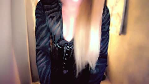 Snapshot of queenarthalia chatting on January 22, 2025, 7:13 pm ARTHA online show from January 22, 2025, 7:13 pm