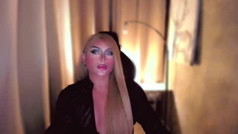 Snapshot of queenarthalia chatting on January 29, 2025, 5:56 pm ARTHA online show from January 29, 2025, 5:56 pm