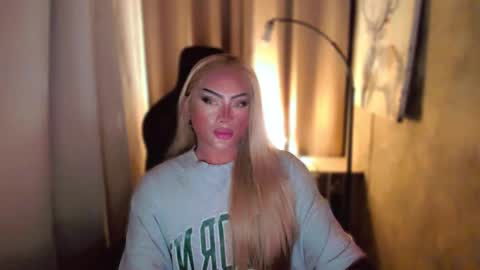 Snapshot of queenarthalia chatting on February 18, 2025, 9:42 pm ARTHA online show from February 18, 2025, 9:42 pm