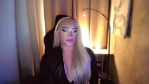 Snapshot of queenarthalia chatting on February 20, 2025, 9:31 pm ARTHA online show from February 20, 2025, 9:31 pm