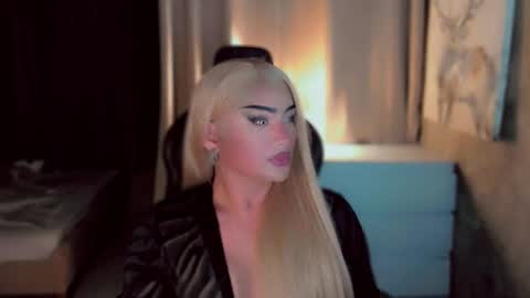 Snapshot of queenarthalia chatting on December 15, 2025, 3:05 pm ARTHA online show from December 15, 2025, 3:05 pm