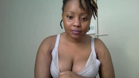 Snapshot of queenbeiby05 chatting on November 1, 2025, 7:49 pm queen online show from November 1, 2025, 7:49 pm