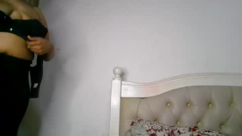 Snapshot of queenbeiby05 chatting on June 15, 2026, 8:33 pm queen online show from June 15, 2026, 8:33 pm