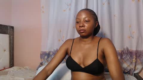 Snapshot of queenchloe1 chatting on June 1, 2026, 5:36 pm queenchloe1 online show from June 1, 2026, 5:36 pm
