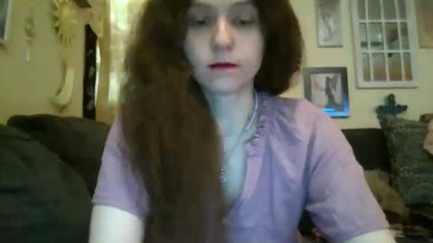 queencrimsonlvx online show from April 12, 2026, 11:59 am
