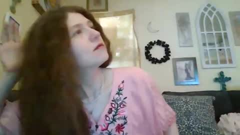queencrimsonlvx online show from April 18, 2026, 7:58 pm