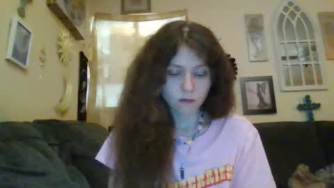 queencrimsonlvx online show from May 19, 2026, 3:57 am