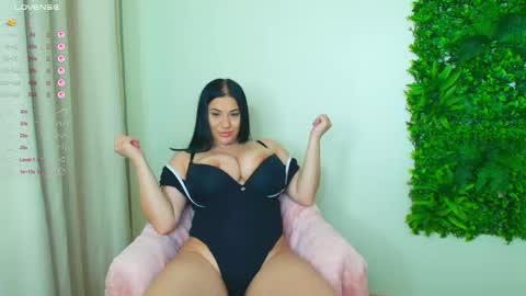 Snapshot of queenevamariaa chatting on April 23, 2026, 8:11 pm Help me to reach 150 K followers online show from April 23, 2026, 8:11 pm