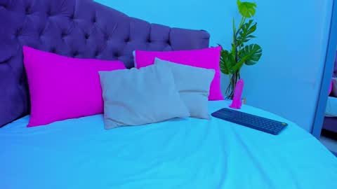 Queen online show from February 11, 2025, 10:18 pm